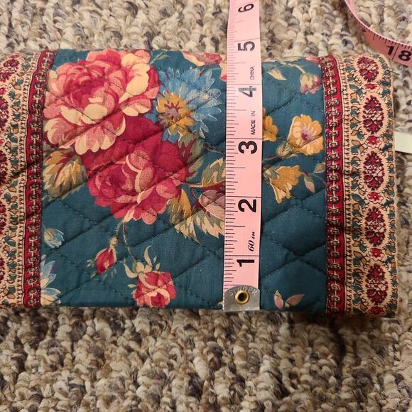 Vera Bradley 8x5 inch Quilted Wallet / Dust Jacket Vintage Pattern Rosie Toile - Picture 5 of 5